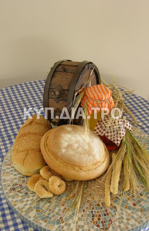 Χωριάτικα ψωμιά από σιτάρι, γλυκό του κουταλιού και μαρμελάδα 24/4/09. <br/> Πηγή: Άντρη Ιωσηφάκη.